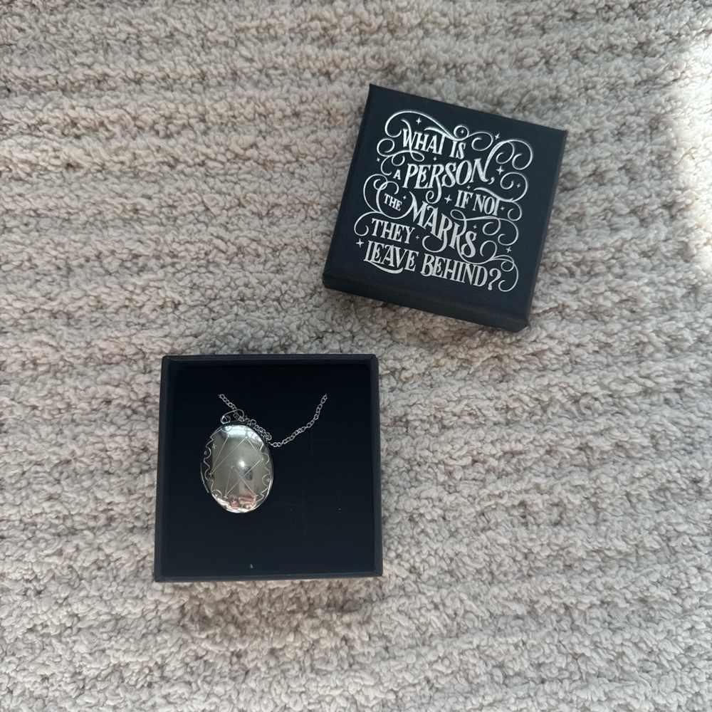 Elegant Silver Oval Locket Necklace